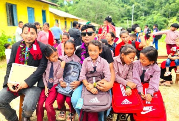 विपन्न विद्यार्थीलाई झोलासहित पाठ्यसामग्री वितरण