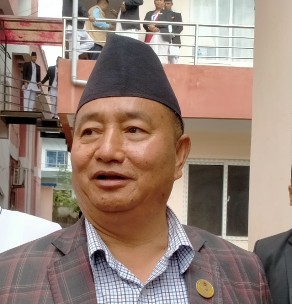 संसदीय दलको नेताबाट हटाएपनि राजीनामा नदिने मुख्यमन्त्री लामाको अडान