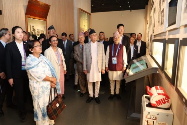 प्रधानमन्त्री ओलीद्वारा चाउ एनलाई र तेङ यिङ्चाओ स्मृति सङ्ग्रहालयको अवलोकन