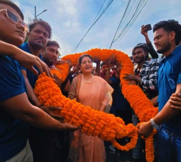 पूर्वराष्ट्रपति भण्डारीलाई सिमरा विमानस्थलमा ५१ किलोको मालाले स्वागत