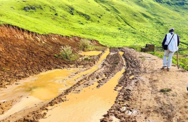 विकट गाउँको दुःख : बर्खामा सडक नचल्दा खाद्यान्न ढुवानीमा समस्या