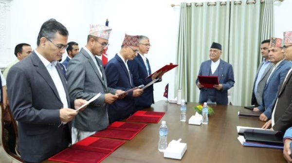 प्रधानमन्त्रीसमक्ष चार स्वास्थ्य विज्ञान प्रतिष्ठानका उपकुलपतिको सपथ