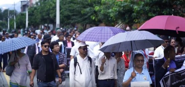 कालोपट्टी बाँधेर सडकमा निजी विद्यालयका संचालक