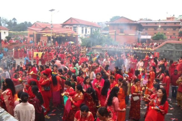 पशुपतिनाथलगायत देशभरका शिवालयमा भक्तजनको घुइँचो