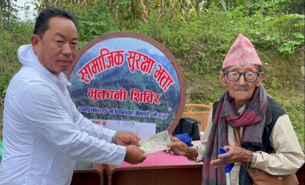 स्थानीय सरकारको पहल : रामप्रसादराईमा वृद्धवृद्धाको भत्ता घरदैलोमा