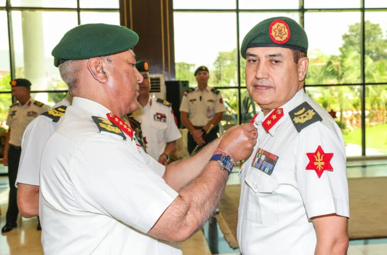 उपरथी थापा र सहायकरथी पहाडीलाई दर्ज्यानी  चिह्न