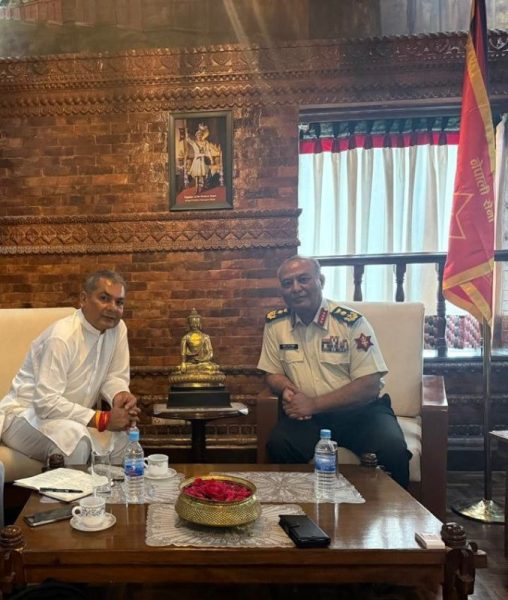 प्रधानसेनापति र दुर्गा प्रसाईंबीच छलफल