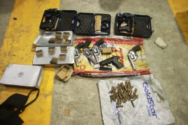 काठमाडौंमा नेपाली सेनाद्वारा लुटपाटमा संलग्न व्यक्तिहरुबाट  नगद तथा हातहतियार बरामद