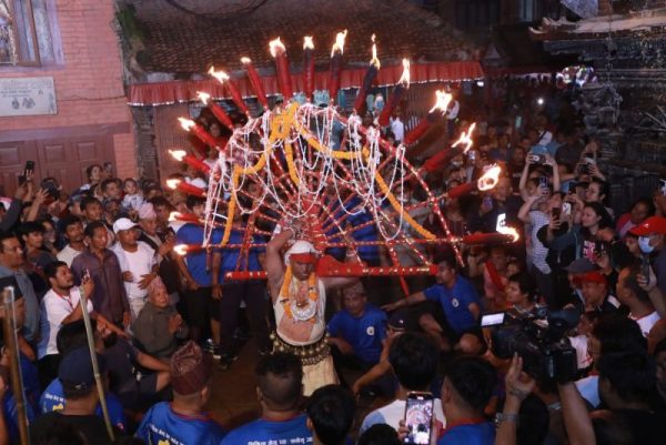 इन्द्रजात्राको अवसरमा मध्यपुरथिमिका वीरेन्द्रभक्तले चौथो पटक छेडाए जिब्रो