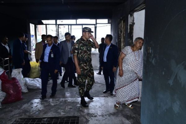 प्रधानमन्त्री कार्कीद्वारा क्षतिग्रस्त प्रहरी कार्यालयको निरीक्षण