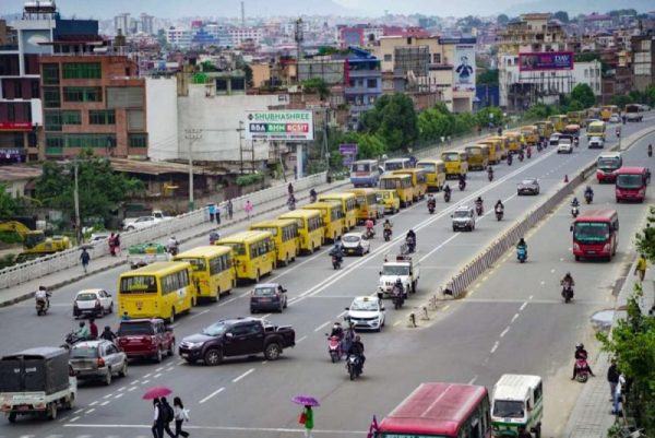 काठमाडौंको चक्रपथमा निजी विद्यालयका बसको र्‍याली