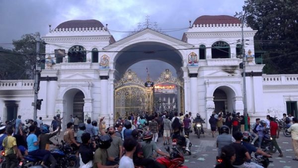 देशका प्रमुख भवनमा तोडफोड र आगजनी