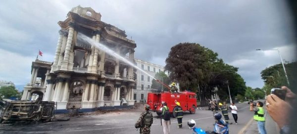 सिंहदरबारको पश्चिम खण्डको मूलभागमा अझै धुवाँको मुस्लो
