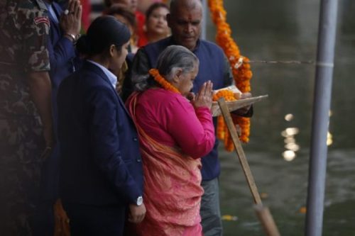 प्रधानमन्त्री कमलपोखरी पुगेर छठ पूजामा सहभागी