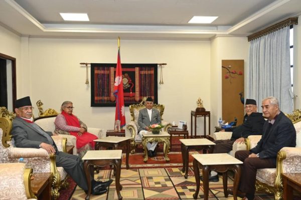 पहिलो पटक राष्ट्रपति,  प्रधानमन्त्री र तीन दलका शीर्ष नेता वार्तामा