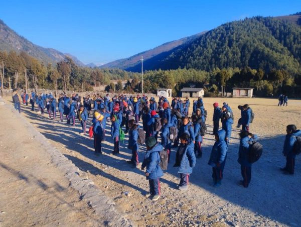 ढोरपाटनका विद्यार्थीको पीडाः कठ्याङ्ग्रिँदै पढ्नुपर्ने बाध्यता