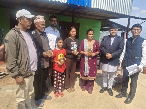 म्याग्दीमा सेवाग्राहीको घरमै पुुगेर राहदानी वितरणको थालनी