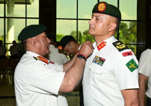 उपरथीद्वय बुढा र खत्रीलाई  दर्ज्यानी चिह्न प्रदान