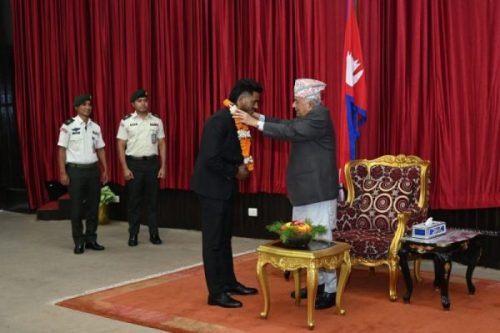 राष्ट्रपतिबाट म्याट्रिक्स फाइटर नाइट टाइटल विजेता रविन्द्र ढाँट सम्मानित