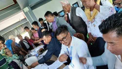 सेवाग्राही खोज्दै जनप्रतिनिधि र कर्मचारी सहरमा