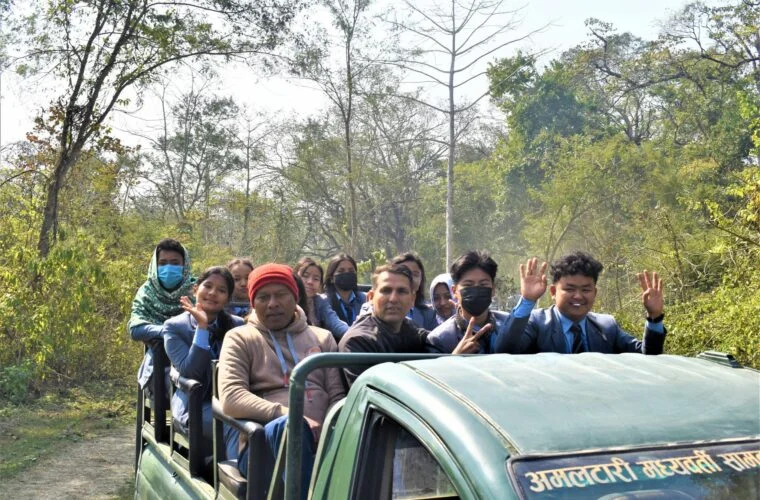 चितवन राष्ट्रिय निकुञ्जभित्र दशैंअघि जिप सफारी