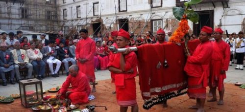 आज नवरात्रको सातौं दिन,  घर घरमा फूलपाती भित्र्याइँदै