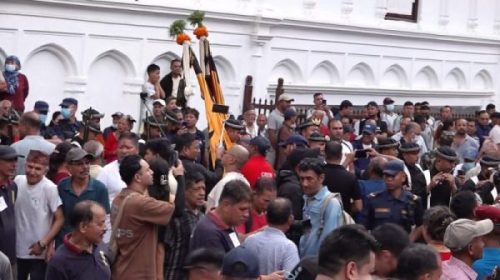बसन्तपुरमा लिङ्गो ठड्याएपछि सुरु भयो इन्द्रजात्रा