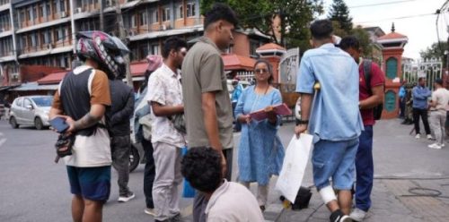 जेनजी आन्दोलनका घाइते सिंहदरबार गेटमा धर्नामा