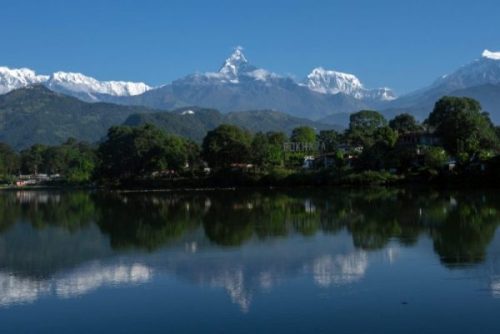 माछापुच्छ्रे मुस्कुराउँदा पर्यटकीय सहर पोखरा सुनसान