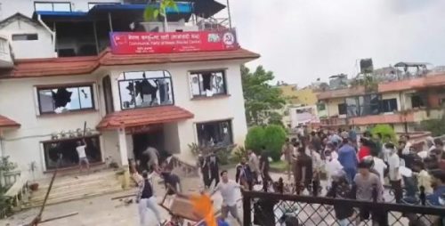 प्रचण्डसहित १९ माओवादी नेताको घरमा आगजनी र लुटपाट