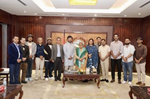प्रधानमन्त्रीलाई भेटेर कलाकारहरुले भने-अब मुलुक सही दिशामा अघि बढ्नेमा हामीलाई विश्वास छ