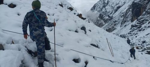 धौलागिरी सर्किटबाट फर्कने क्रममा बीच बाटोमा अलपत्र परेका १५ जना पर्यककको उद्धार