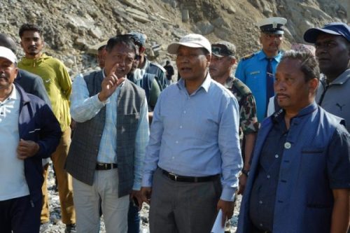 मन्त्री घिसिङद्वारा क्षतिग्रस्त बीपी राजमार्गको अनुगमन, जतिसक्दो चाँडो संचालनमा ल्याउन निर्देशन