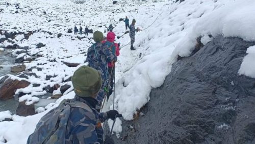 सशस्त्र प्रहरीद्वारा अन्नपूर्ण बेशक्याम्पबाट १ सय ६२ पर्यटकको उद्दार