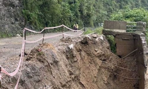 बाढीपहिरोका कारण अधिकांश राजमार्ग अवरुद्ध