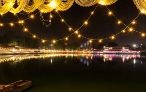 छठ पर्वको मुख्य दिन  :  अस्ताउँदो सूर्यलाई विधिपूर्वक अघ्र्य दिइँदै