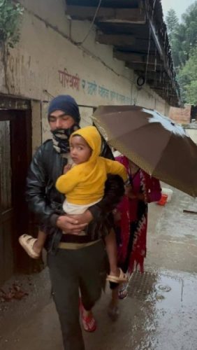 काठमाडौंका जोखिमयुक्त बस्तीका बासिन्दालाई विद्यालयमा स्थानान्तरण गरिँदै