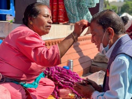 दिदीबहिनी नहुने दाजुभाइले रानीपोखरीस्थित बालगोपालेश्वर मन्दिरमा गएर लगाए टीका