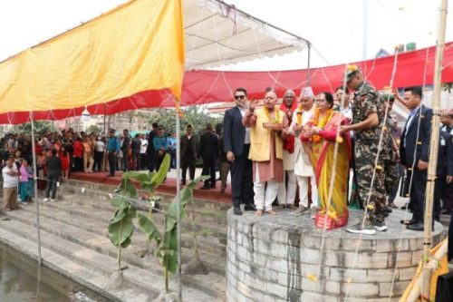 गुहेश्वरी पुगेर राष्ट्रपति पौडेलद्वारा अस्ताउँदो सूर्यलाई अर्घ्यदान