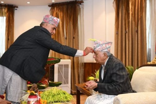 राष्ट्रपति पौडेलद्वारा गुरु पुरोहितको हातबाट दसैंको टीका ग्रहण
