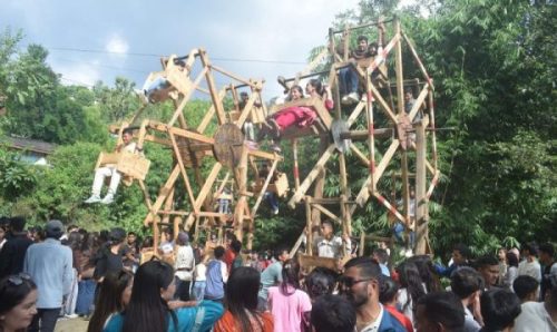 सरायको रौनकसँगै दसैँ मेलामा काठेपिङ चढ्नेको घुइँचो