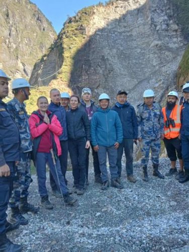 सशस्त्र प्रहरीद्वारा दोलखामा अलपत्र परेका चार जना विदेशी पर्यटकको उद्वार