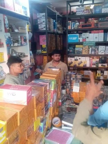 धनगढीबाट करिव एक करोड रुपैयाँबराबरको मोवाइल पार्ट्ससहित दुई जना पक्राउ