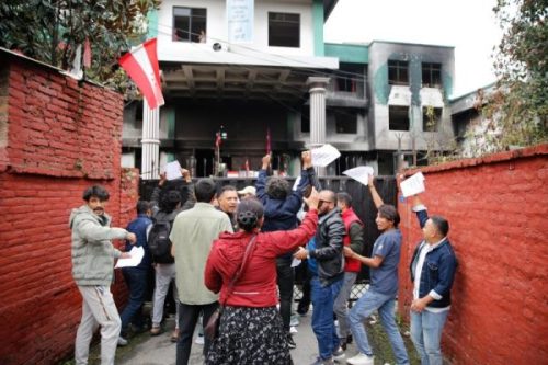 नियमित महाधिवेशन र युवा प्रतिनिधित्वको माग गर्दै कांग्रेस केन्द्रीय कार्यालयमा तालाबन्दी