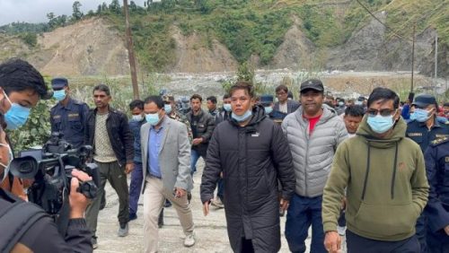 बञ्चरेडाँडामा फोहोर फाल्ने विषयमा जुट्यो सहमति, सरकारले १५ दिनभित्र स्थानीयका माग पूरा गर्ने