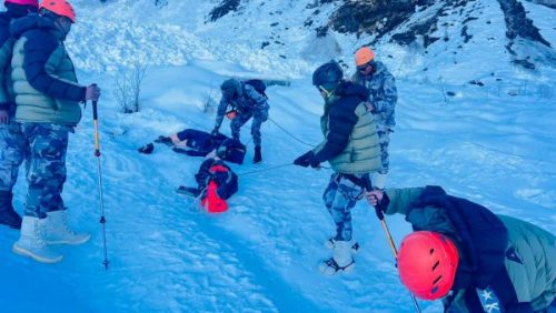 मनाङमा हिउँले पुरिएको अवस्थामा भेटियो बाबुछोरीको शव