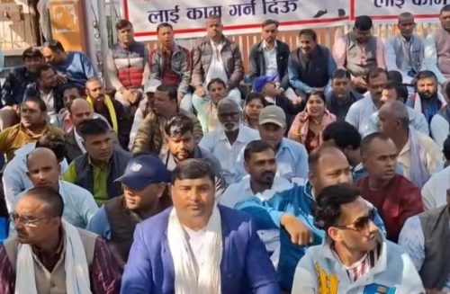 ‘मुख्यमन्त्रीलाई काम गर्न देऊ’ भन्दै मधेशका मुख्यमन्त्री यादवको समर्थनमा एमालेको धर्ना