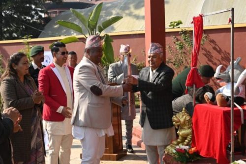 राष्ट्रपतिद्वारा ओलम्पिकको टर्च विद्यालय खेलकुद महासंघलाई हस्तान्तरण