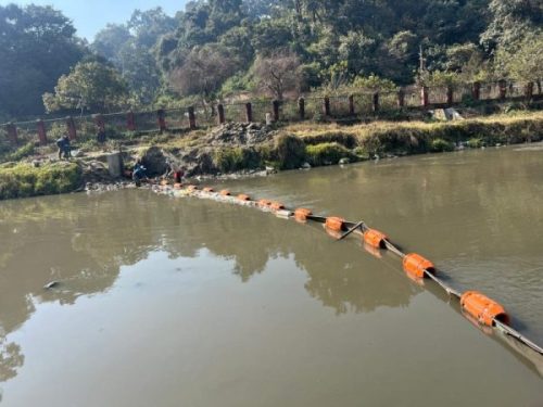 वाग्मतीमा तैरिने फोहर पदार्थ सङ्कलन गर्न ‘ट्रास बेरियर’