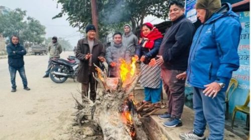 शीतलहरबाट जनजीवन प्रभावित हुनथालेपछि चोकचोकमा दाउरा बाल्न थालियो